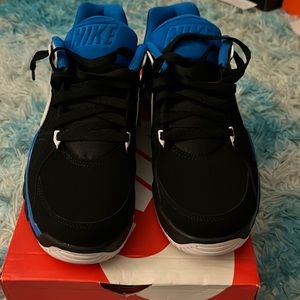 Nike air trainer classic size 8. Stock 488059-010